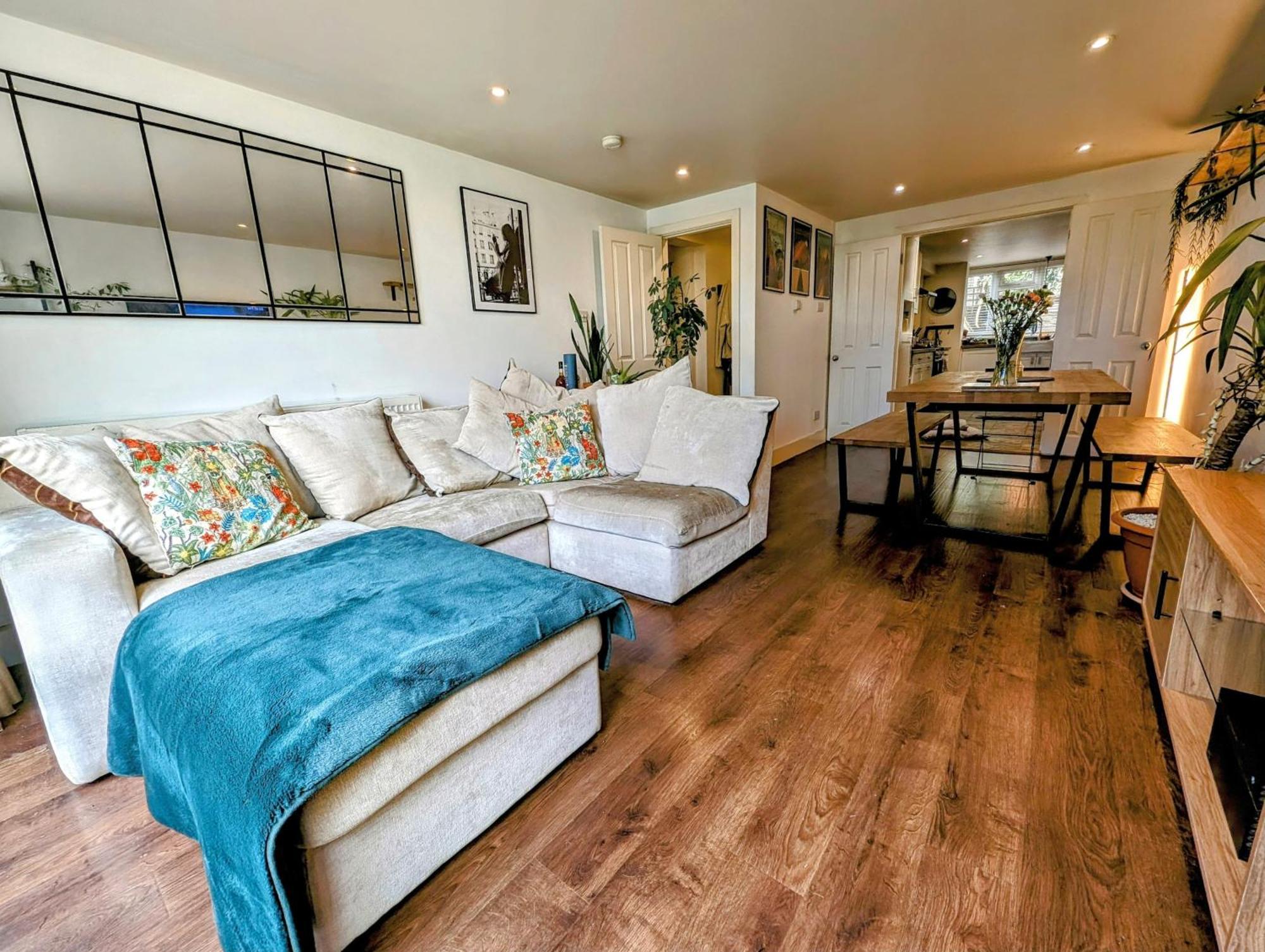 Modern Well Presented Apartment With Garden London Eksteriør billede
