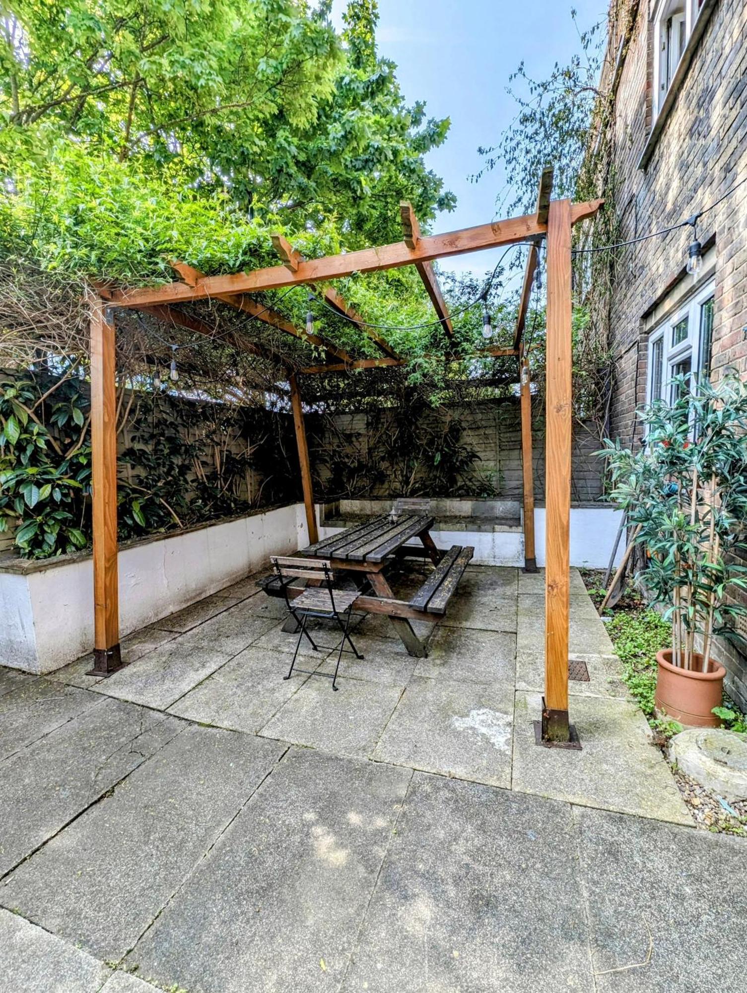 Modern Well Presented Apartment With Garden London Eksteriør billede