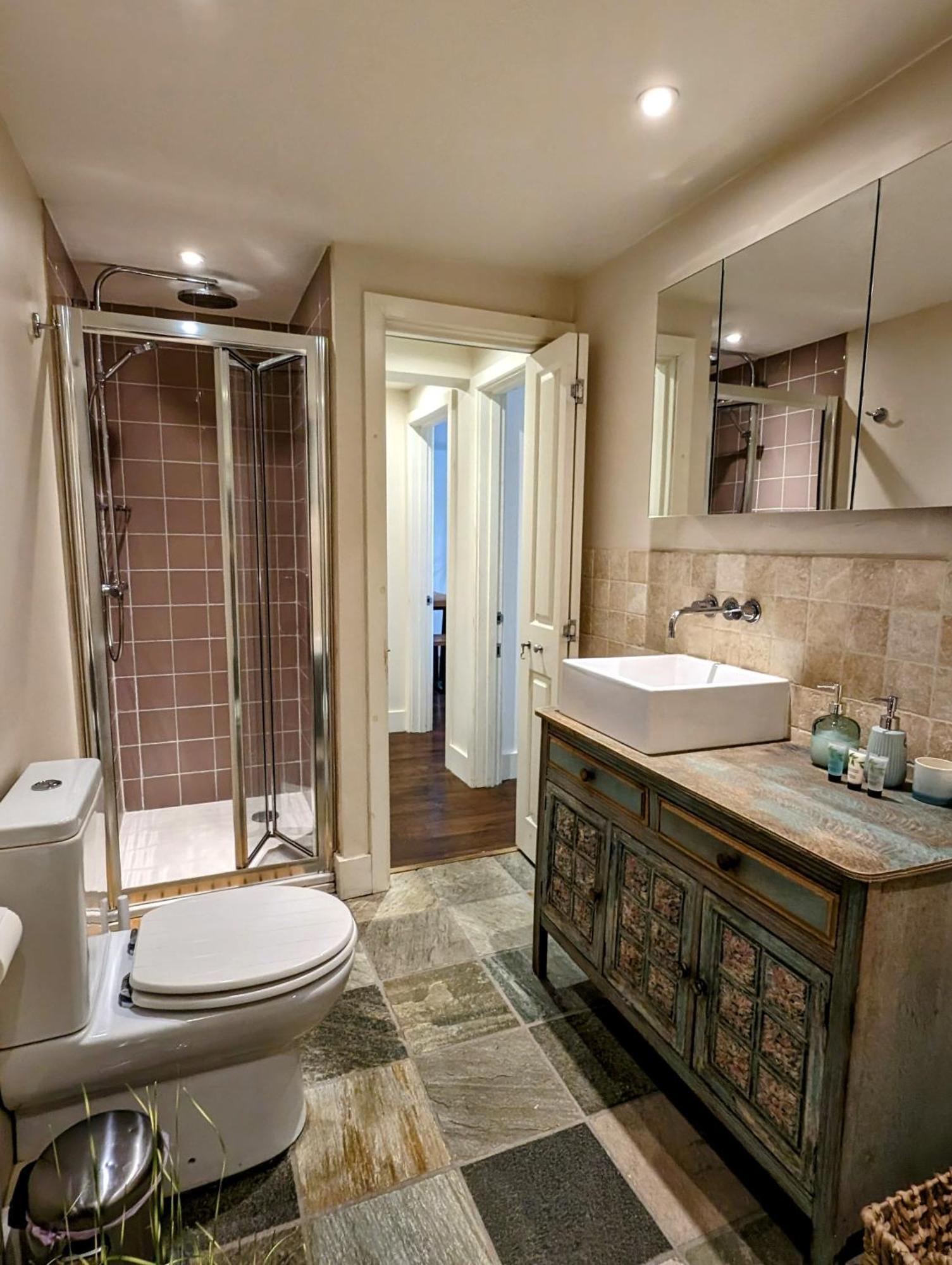 Modern Well Presented Apartment With Garden London Eksteriør billede