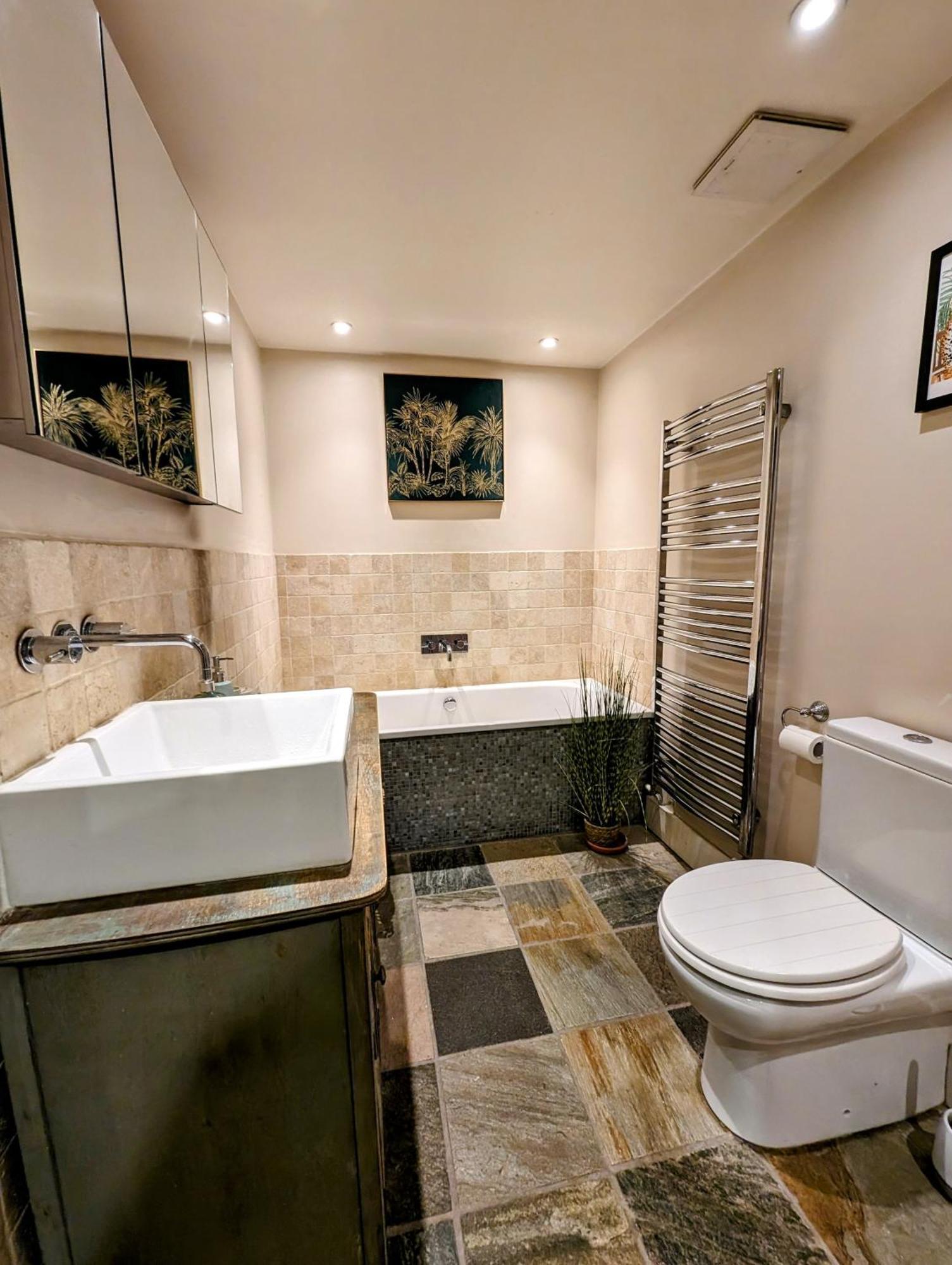 Modern Well Presented Apartment With Garden London Eksteriør billede