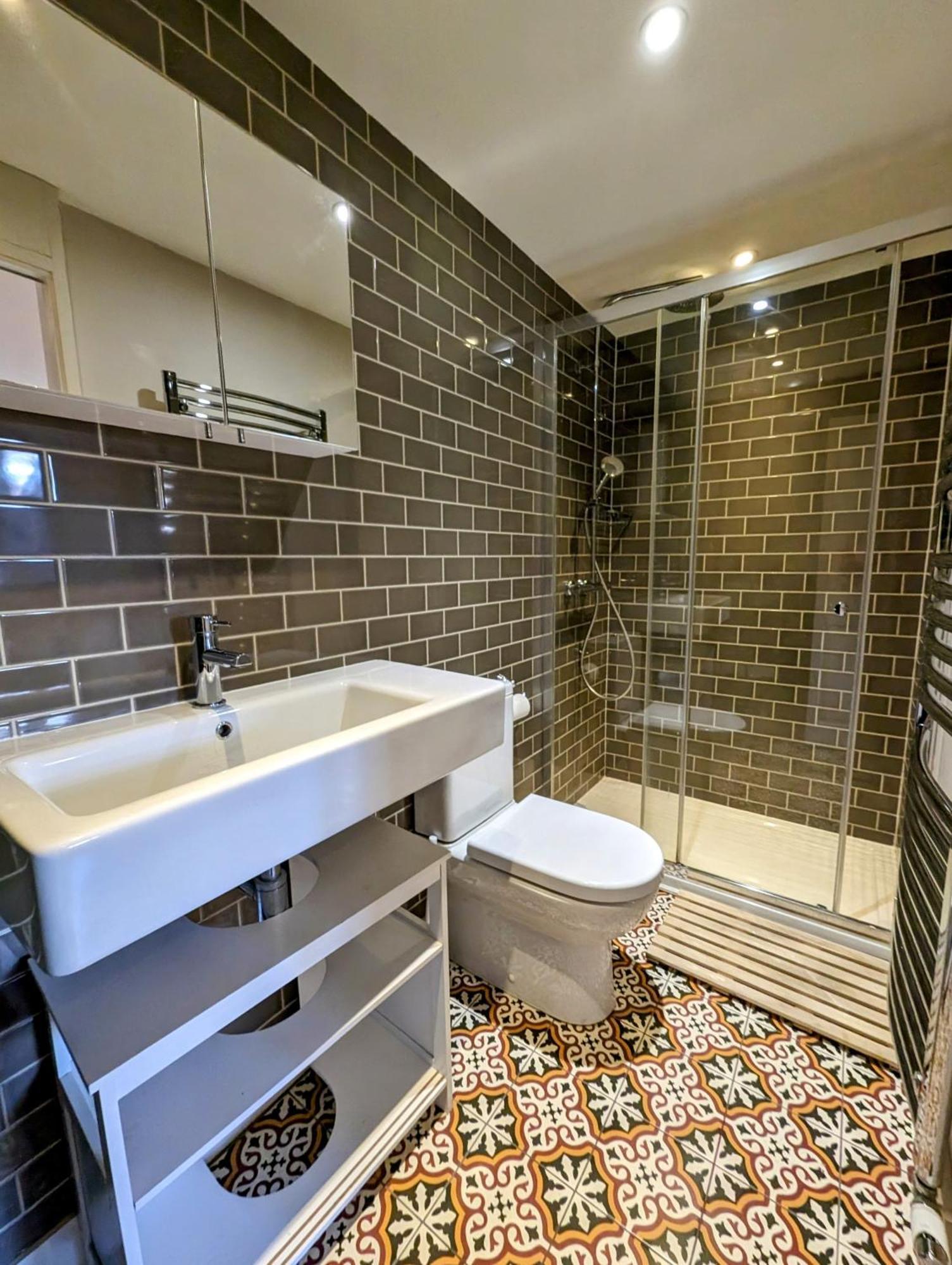 Modern Well Presented Apartment With Garden London Eksteriør billede
