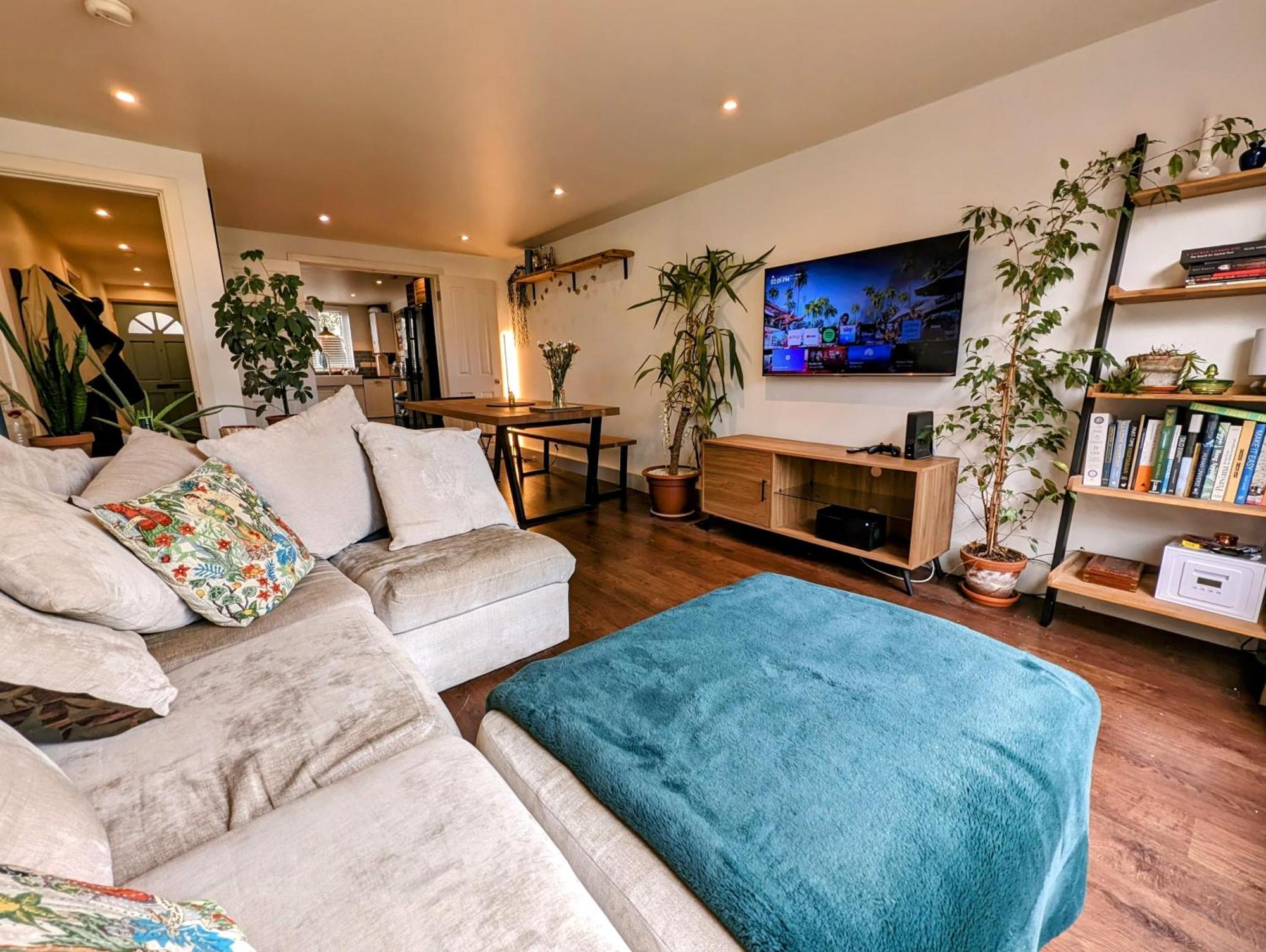 Modern Well Presented Apartment With Garden London Eksteriør billede