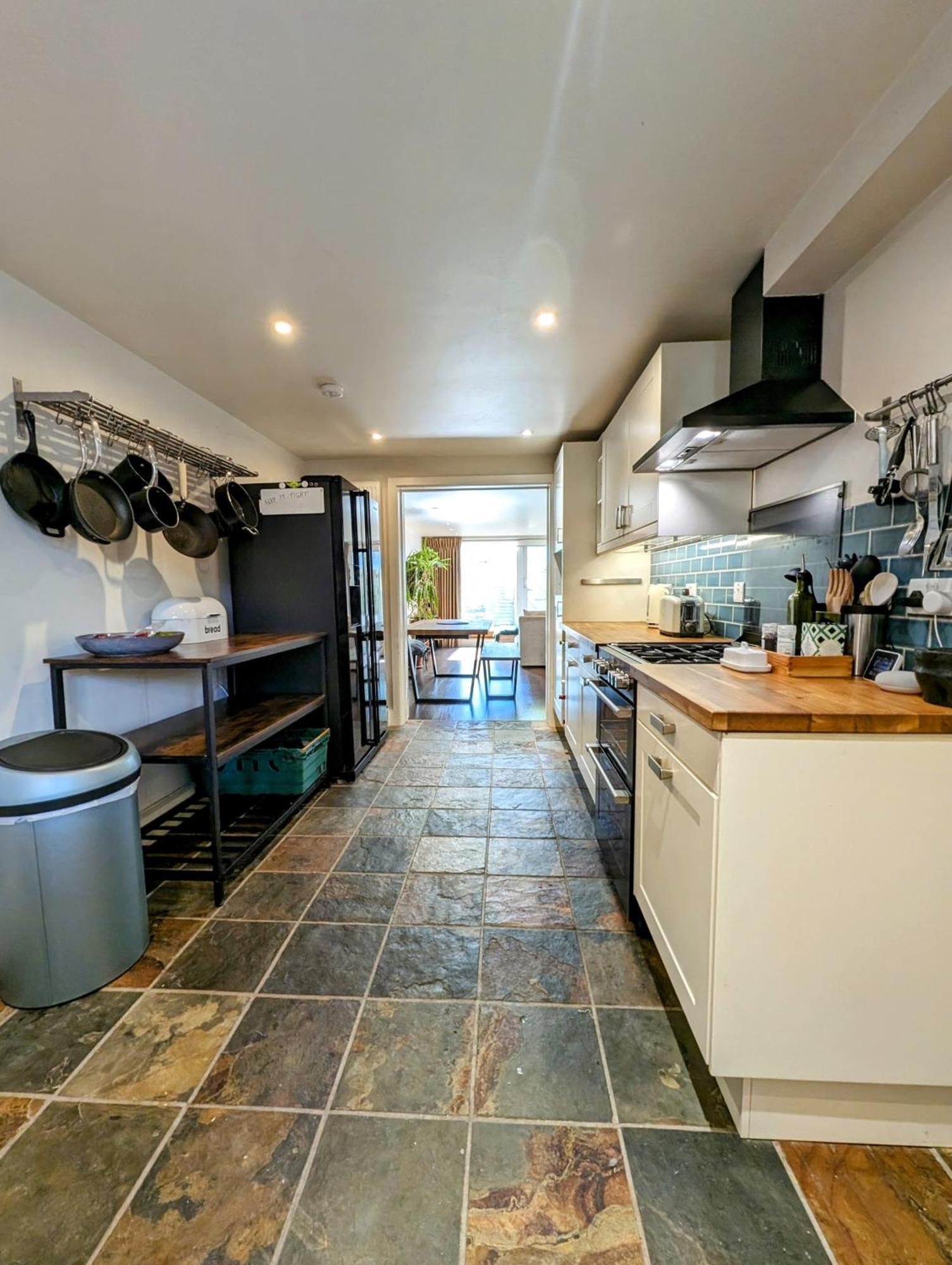 Modern Well Presented Apartment With Garden London Eksteriør billede